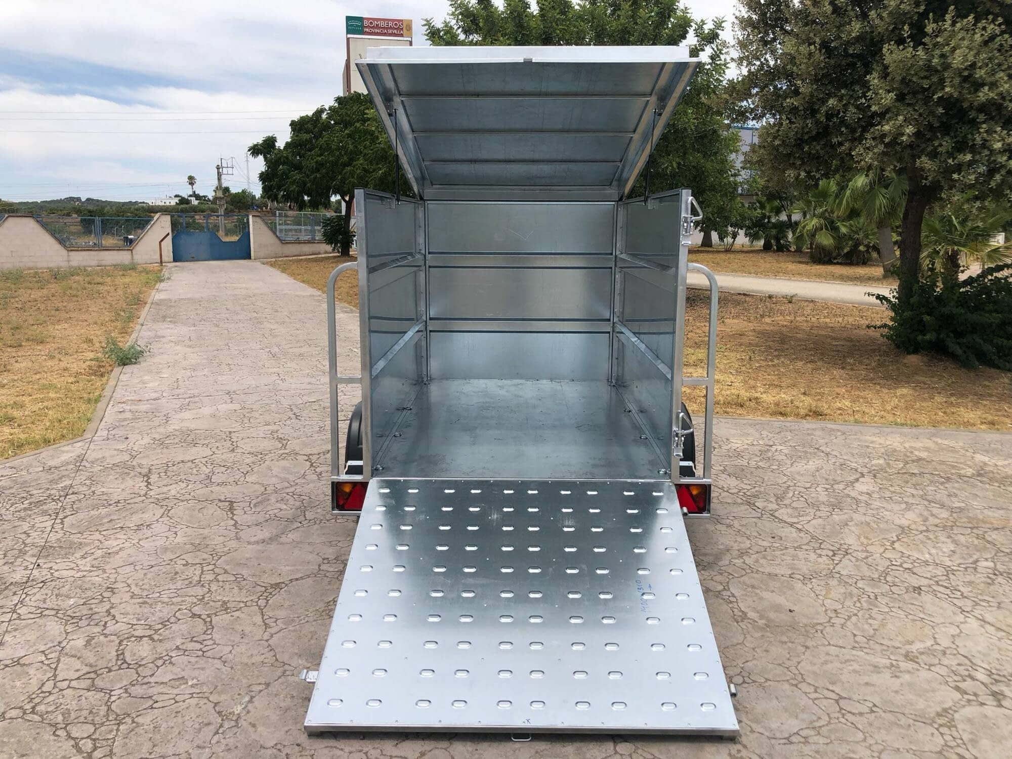 remolque caja cerrada