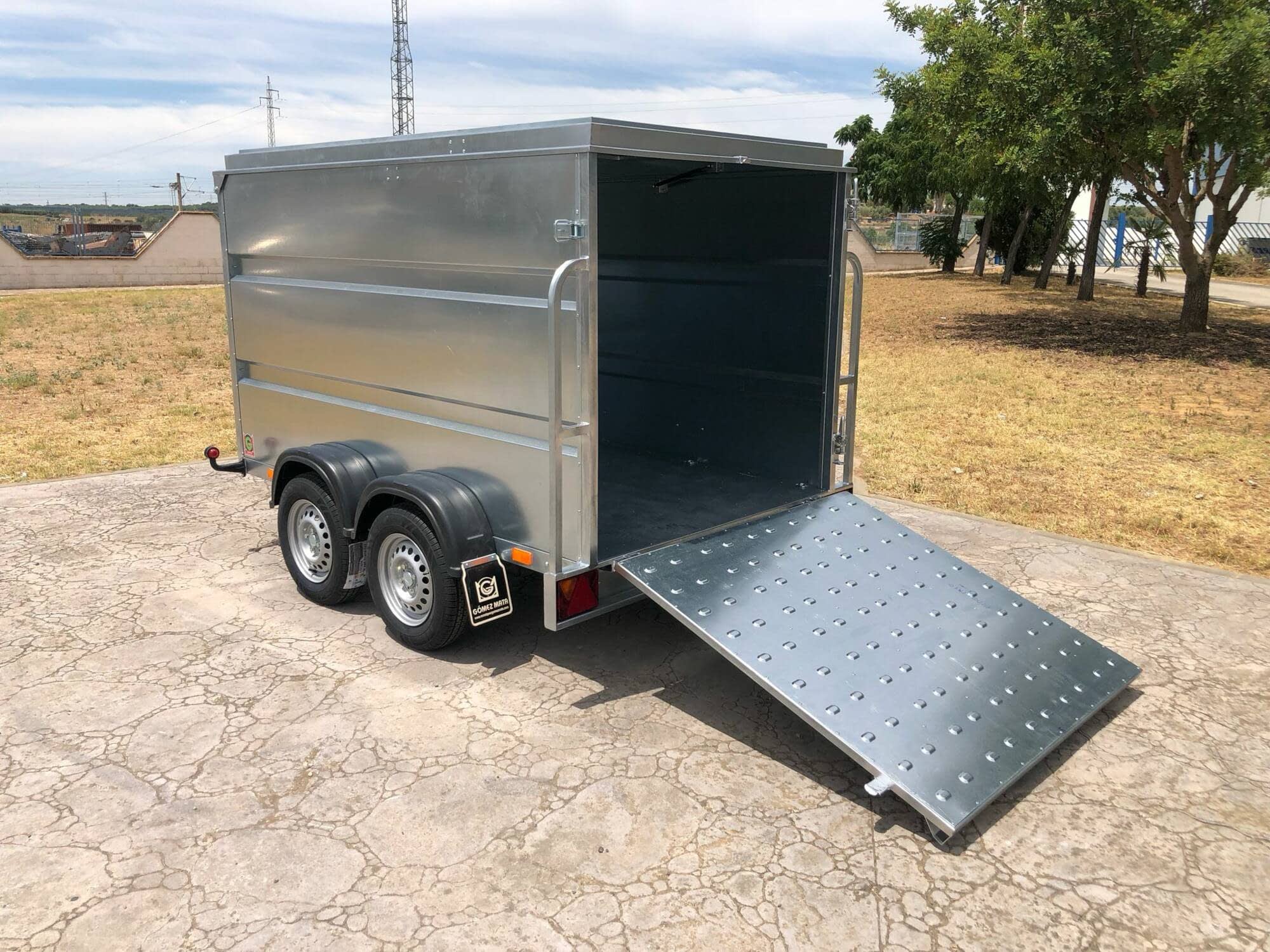 remolque caja cerrada